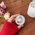 Detalle del soporte magnético para móvil con perla incrustada y letras decorativas - Anillo Irregular Perla Grande