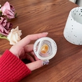 Detalle macro de soporte magnético de corazón con gema naranja y decoración de regalo - Anillo Irregular Ámbar