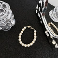 Detail der eleganten weißen Perlen-Handykette mit goldfarbenen Strass-Zwischenstücken und Verschluss - Hummerverschluss Perlenkette Mit Strass-Abstandshaltern