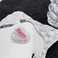 Detail van zilveren glitter hart telefoonhouder met roze Happy tekst en strassteen - Zelfklevende Griptok Houder / Transparante Basis - Zilver Glitter Happy Hart