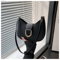 Detalle de la hebilla dorada en U sobre el bolso hobo de cuero negro mate fino - Negro