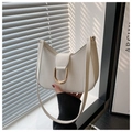 Detalle del bolso de media luna blanco roto con elegante hebilla de metal dorado - Blanco