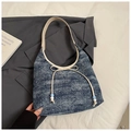 Dettaglio della borsa sottobraccio in denim blu scuro con fiocco crema e perline - Blu Notte e Bianco