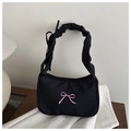 Detalle del bolso de hombro plisado negro con lazo bordado rosa y correa ajustable - Negro