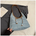 Dettaglio borsa in tessuto azzurro con finiture in pelle marrone e fiocco decorativo - Blu Chiaro & Marrone
