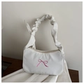 Detalle de bolso de tela blanco con bordado de lazo rosa y asa con volantes suaves - Blanco