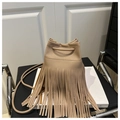 Detailansicht der beigen Beuteltasche mit Litschi-Maserung und langen Fransen-Verzierungen - Khaki