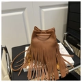 Détail du sac seau en cuir camel à franges avec fermeture à cordon et texture grainée - Marron
