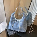 Borsa sottobraccio in denim blu con glitter argento e un fiocco bianco decorativo - Azzurro