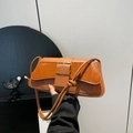 Sac à main marron en cuir embossé crocodile avec boucle vintage en métal porté - Marron