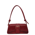 Bolso baguette rojo oscuro con textura de cocodrilo y hebilla dorada sobre fondo blanco - Rojo