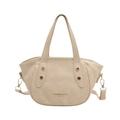 Elegante borsa a secchiello crema con borchie dorate e tracolla su sfondo bianco - Bianco