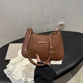 Borsa sottobraccio marrone coccodrillo con finiture dorate e dettaglio tracolla a nodo - Marrone chiaro