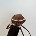 Sac bandoulière marron en forme de coquillage avec perles blanches et boucles dorées - Marron