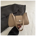Dettaglio borsa a tracolla beige coccodrillo con chiusura a stella in metallo argentato - Cachi