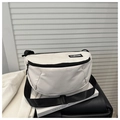 Detalle del bolso deportivo de nailon blanco roto con etiqueta FASHION y cremallera negra - Blanco