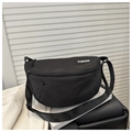 Primer plano del bolso media luna de nailon negro con etiqueta de moda y correa - Negro