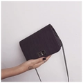 Petit sac bandoulière gris violacé minimaliste avec chaîne argentée et texture verticale - Noir