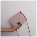Petit sac bandoulière rose poudré avec chaîne argentée et fermoir rotatif carré - Rose