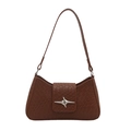 Sac sous le bras marron classique avec boucle étoile et texture tissée sur fond blanc - Texture Tissée / Fauve