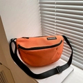 Sac à bandoulière en nylon orange avec sangle réglable et étiquette mode sur le devant - Orange