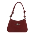 Borsa a tracolla intrecciata rosso scuro con stella argentata e dettaglio nodo decorativo - Rosso