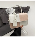 Detalle de bolso de mano minimalista bicolor con etiqueta de moda y correa extraíble - Rosa
