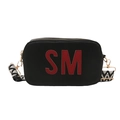 Zwarte rechthoekige crossbodytas met rood SM borduurwerk en een brede geweven riem - Zwart