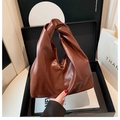 Detailansicht einer dunkelbraunen Ledertasche mit einzigartigem geknotetem Griff - Dunkelbraun