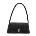 Minimalistische schwarze gewebte Handtasche mit goldenem Verschluss auf weißem Grund - Schwarz