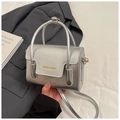 Detail der silbernen Metallic-Handtasche mit strukturiertem Kunstleder und Schultergurt - Silber