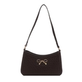 Elegante bolso de hombro trenzado marrón café con hebilla de lazo dorado en fondo blanco - Marrón Oscuro