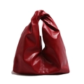 Bolso dumpling rojo oscuro de moda con asa anudada y elegante diseño de nube plisada - Rojo