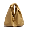 Bolso hobo minimalista amarillo jengibre con asa de nudo y diseño de cuero plisado - Amarillo