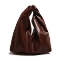 Sac nuage marron foncé chic avec poignée torsadée en cuir synthétique souple fini - Marron