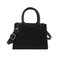 Sac à main noir minimaliste avec texture crocodile et garniture dorée sur fond blanc - Noir
