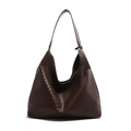 Dunkelbraune große Hobo-Schultertasche mit Webstruktur und Modeanhänger - Kaffeebraun