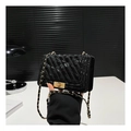 Borsa a tracolla trapuntata nera con chiusura dorata e tracolla a catena moda - Nero