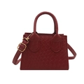 Mini sac à main rouge tissé avec poignée incurvée et élégants détails dorés - Rouge