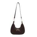 Sac baguette texturé marron foncé avec accessoire métallique nœud doré et bandoulière - Marron
