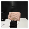 Borsa a tracolla rosa trapuntata con chiusura a rotazione dorata e cinturino a catena - Rosa