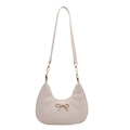 Sac croissant crème avec motif crocodile et décoration de nœud en métal doré chic - Blanc
