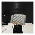 Borsa a tracolla grigio chiaro trapuntata con chiusura dorata e catena in pelle-metallo - Argento