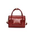 Borsa a mano rosso scuro in pelle verniciata con dettagli dorati e manico dal design quadrato - Rosso