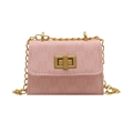 Borsa a tracolla rosa con catena e motivi di lettere vista frontale su bianco - Rosa