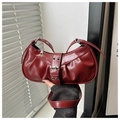 Detalle de bolso bajo el brazo plisado burdeos con hebilla metálica vintage y cremallera - Rojo