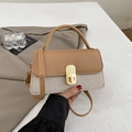 Bolso bandolera de cuero caqui y tela tejida beige con elegante cierre metálico dorado - Caqui