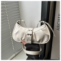 Detalle de bolso medialuna plisado blanco con hebilla metálica plateada y brillo - Blanco