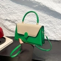 Elegante bolso de mano bicolor con ribete de cuero verde y textura tejida con asa superior - Verde
