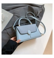 Elegante borsa a tracolla azzurra con patchwork di texture e fibbia ovale in metallo - Blu